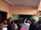 Após enterro de Ryan, novo protesto fecha via e comércio de Madureira