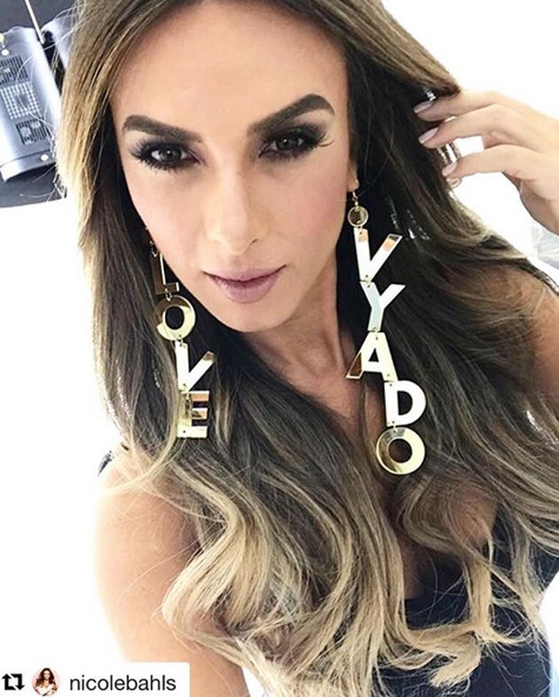 Nicole Bahls usa brincos de marca ativista (Foto: Reprodução / Instagram)