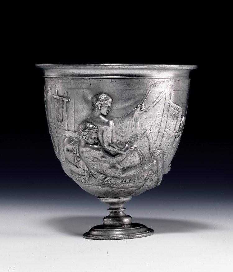 Warren Cup, taça romana com imagens em relevo de homens fazendo sexo anal (Foto: British Museum)