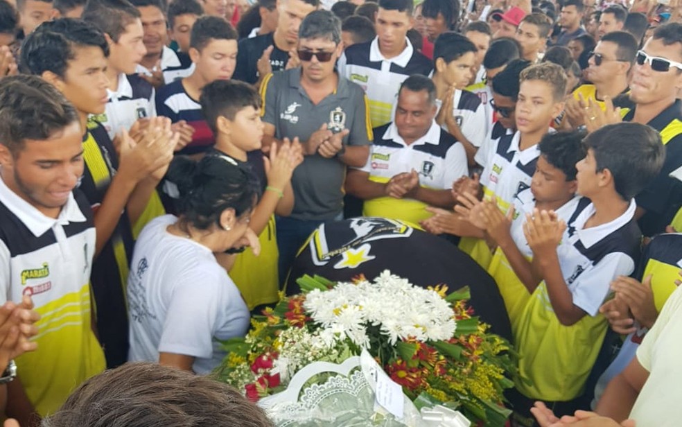 Colegas da escolinha de futebol onde Athila come&Atilde;&sect;ou fizeram uma homenagem &acirc;?? Foto: Kedma Ferr/TV Sergipe