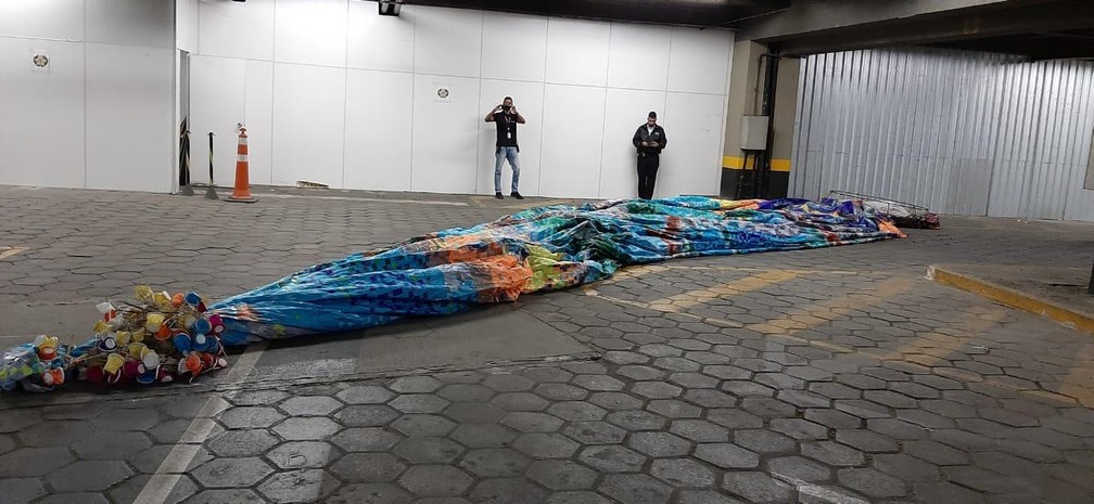 Balão com cerca de 18 metros é encontrado no Aeroporto do Galeão, na Zona Norte do Rio — Foto: Divulgação/Polícia Federal