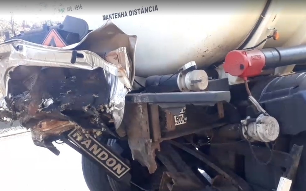 Peças do carro ficaram presas em caminhão-tanque depois de batida em Santa Cruz do Rio Pardo (SP) — Foto: Reprodução/Redes sociais