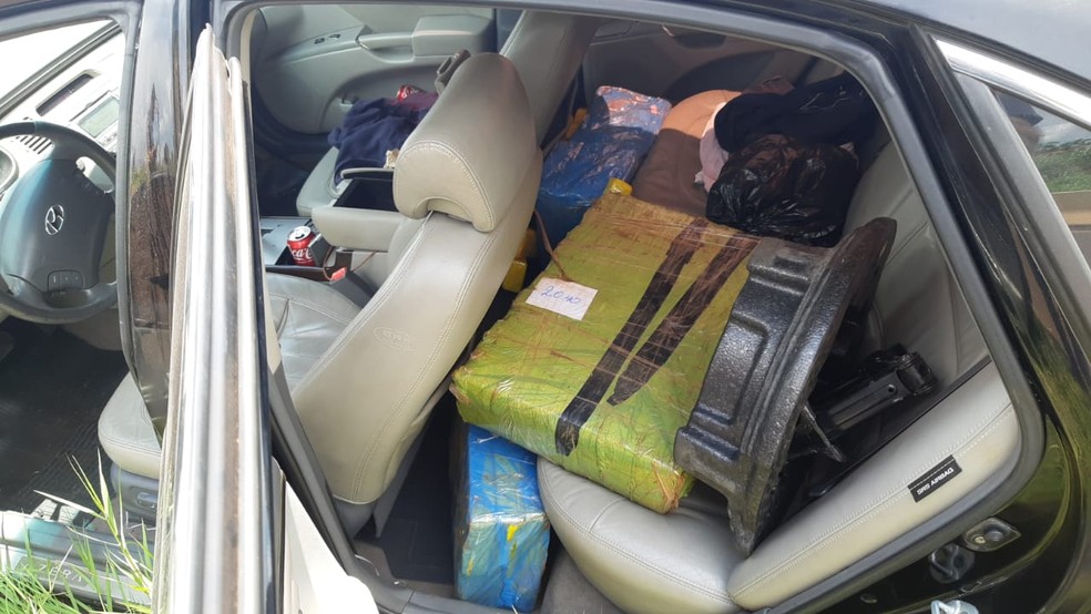 Carro com mais de 350 kg de maconha bate em viatura da PRF e motorista escapa de perseguição em Chavantes — Foto: Polícia Rodoviária Federal/Divulgação