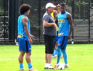 Oswaldo de Oliveira com Márcio Azevedo no treino do Botafogo (Foto: André Casado / Globoesporte.com)