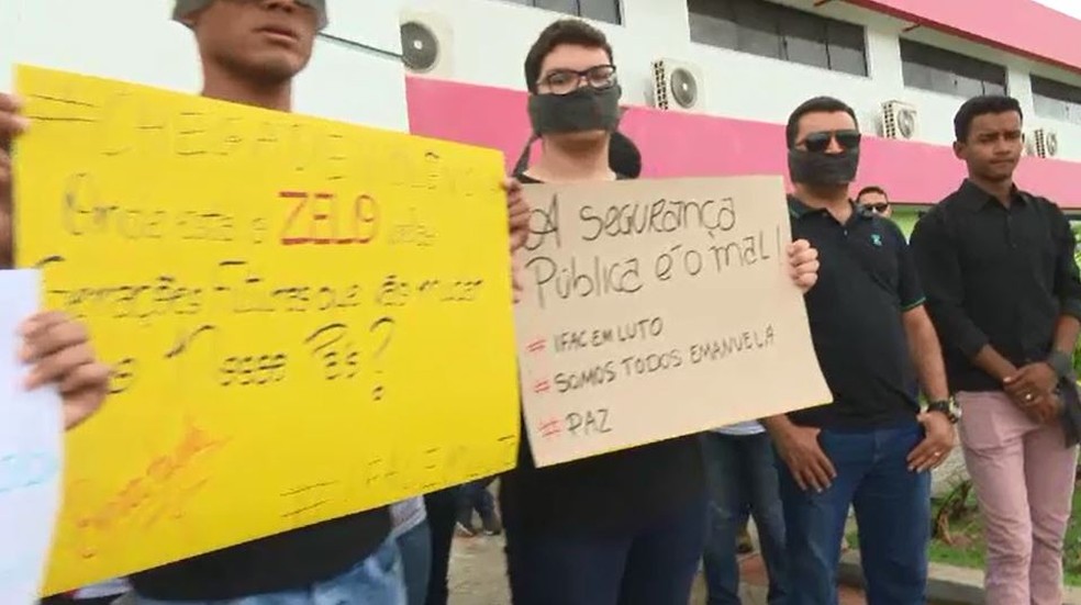 Estudantes usaram vendas e mordaças durante protesto pedindo justiça pela morte da estudante Emanuela (Foto: Reprodução/Rede Amazônica Acre)