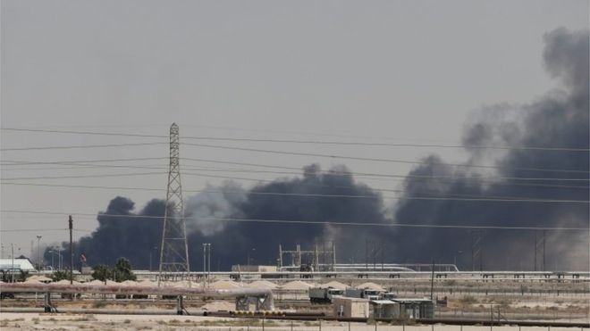 Fumaça preta é avistada após ataque a uma das instalações da Aramco em Abqaiq (Foto: REUTERS/BBC)