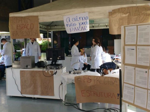 Professores e estudantes do curso de farmácia da UnB montam laboratório imporvisado no corredor da prédio de Ciências da Saúde (Foto: Beatriz Pataro/G1)