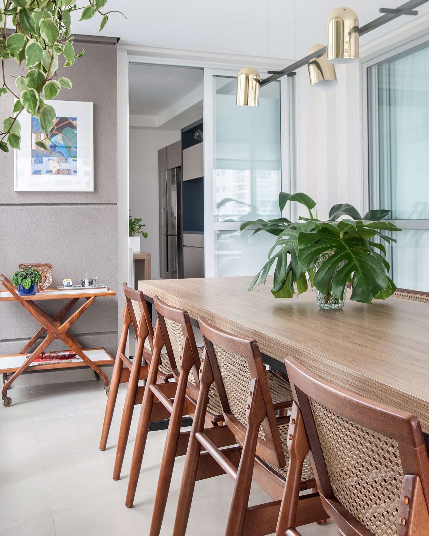 Apartamento de 220 m² ganha décor leve e móveis com linhas retas (Foto: Eder Bruscagin/divulgação)