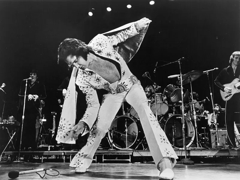 Muitos críticos acusam Elvis de ter se apropriado da música negra (Foto: Michael Ochs Archives/Getty Images via BBC News)