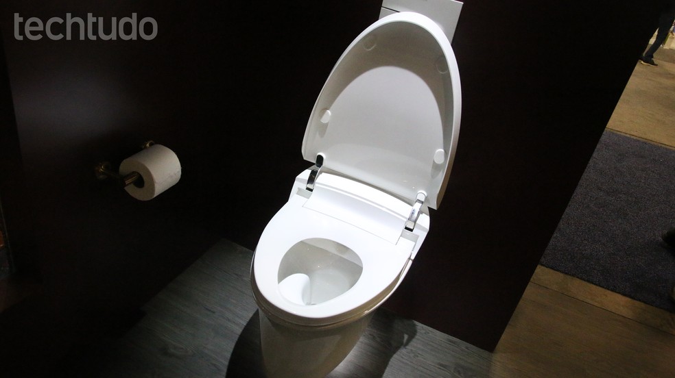 Numi 2.0 Intelligent Toilet também funciona com comandos de voz — Foto: Luciana Maline/TechTudo