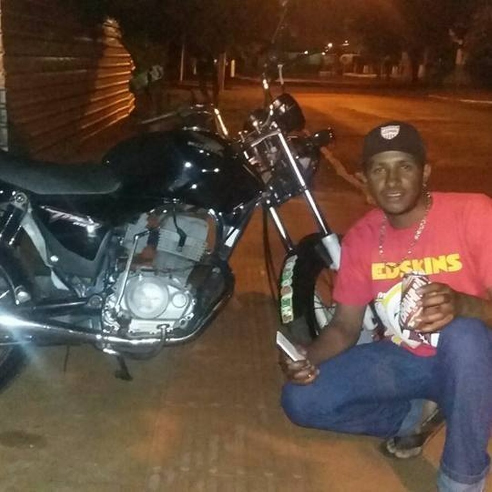 Tiago estava de motocicleta quando foi derrubado, e morreu horas depois no hospital.  (Foto: Facebook/ReproduÃ§Ã£o)