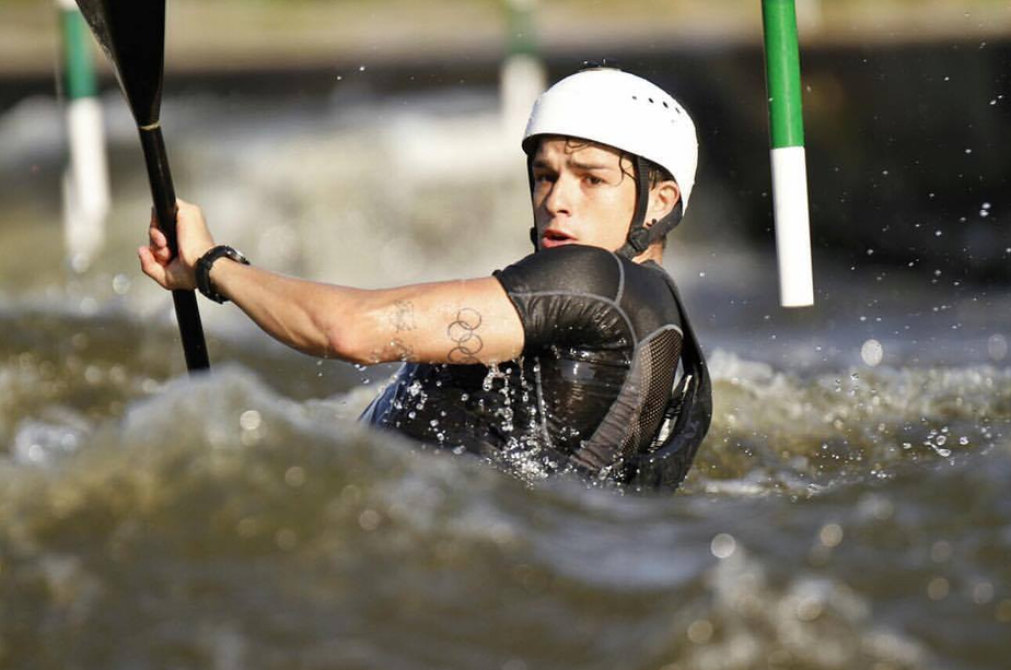 Pepê Gonçalves para nas semifinais do K1 na Copa do Mundo de Ivrea, na Itália