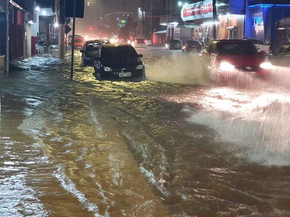 Chuva alaga ruas de Porto Velho — Foto: Twitter/Reprodução
