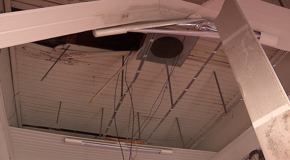 Bandidos entraram pelo teto da lanchonete — Foto: Reprodução/RPC