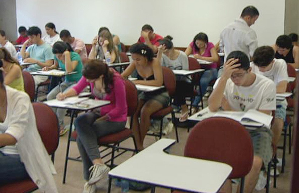 Candidatos realizam as provas do segundo dia do 2º Vestibular da Universidade de Brasília (UnB) de 2012 (Foto: Reprodução/TV Globo)