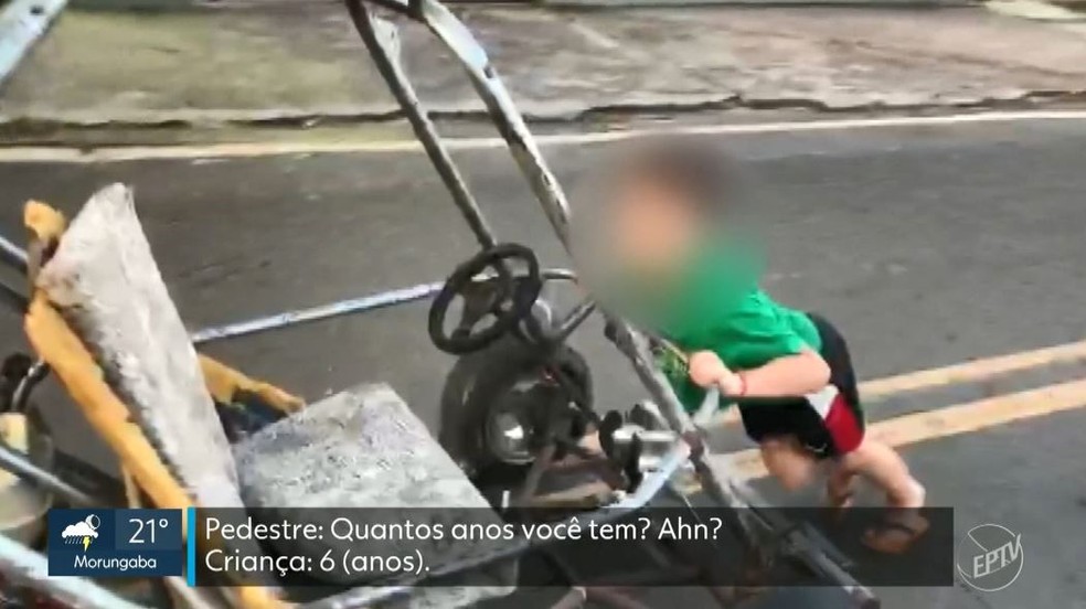 Pedestre flagrou criança empurrando buggy em rua de Campinas — Foto: Reprodução / EPTV