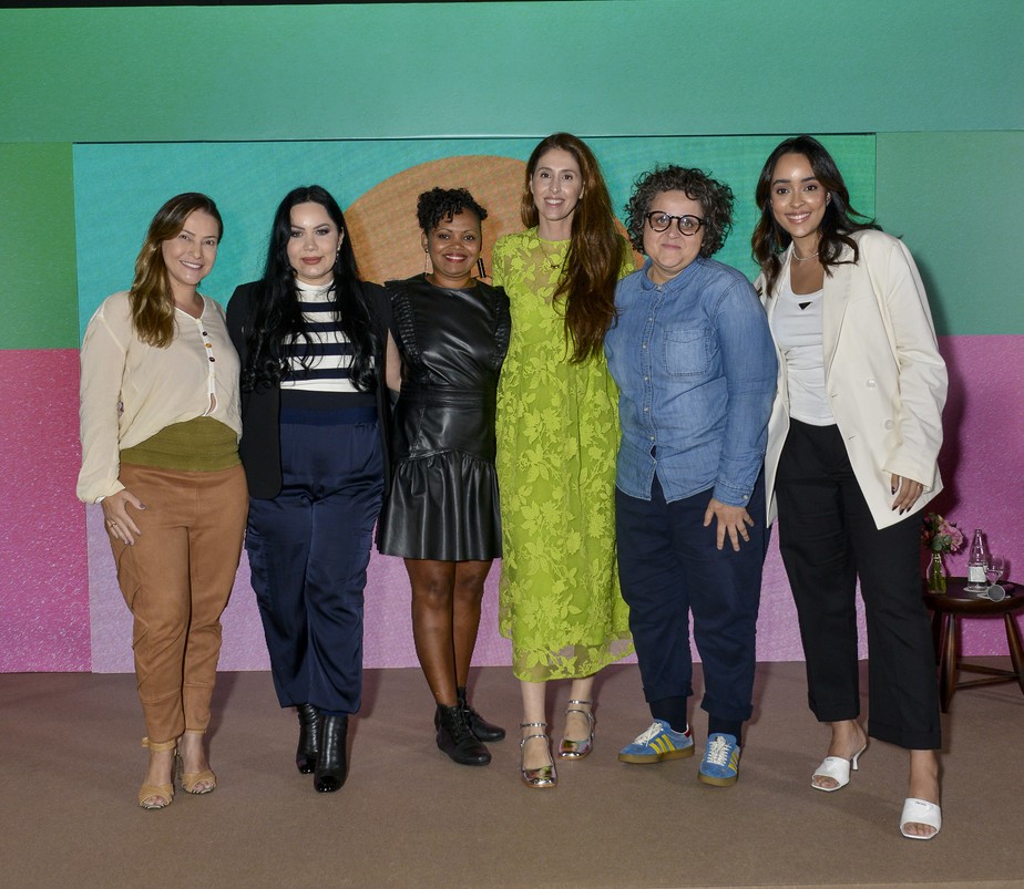 A partir da esquerda: Eugenia Del Vigna, Bruna Tavares, Adriana Barbosa, Paula Merlo, Cris Naumovs e Juliana Montesanti