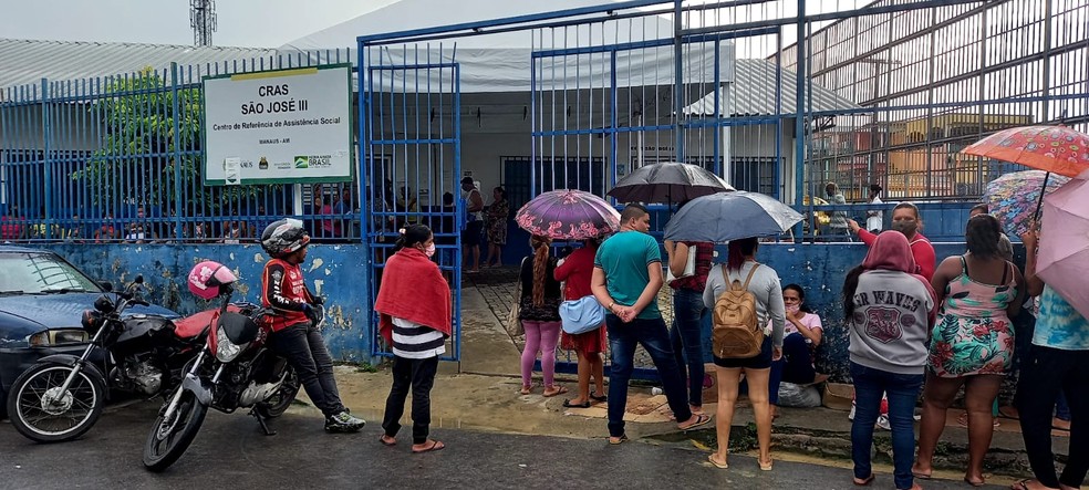 Fila em frente ao CRAS São José, em Manaus, para atualização do CadÚnico — Foto: Paulo Paixão/Rede Amazônica