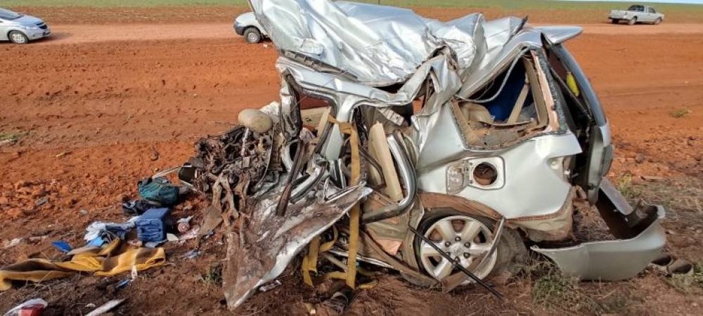 SW4 ficou completamente destruída e uma pessoa que estava no veículo sobreviveu — Foto: PM-MT