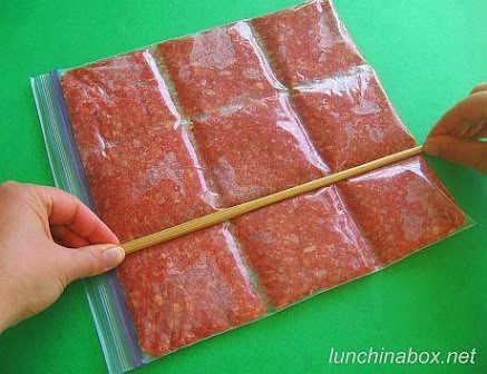 Carne moída congelada em saquinho, com divisórias feitas com palito de churrasco (Foto: reprodução)