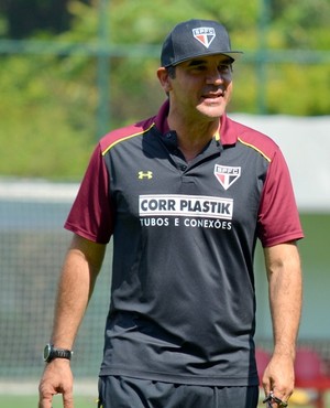 Técnico é bem visto pela diretoria, mas não pela torcida