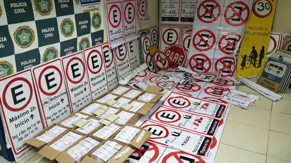 Dezenas de placas e cartazes falsificados por quadrilha  (Foto: Reprodução/TV Globo)