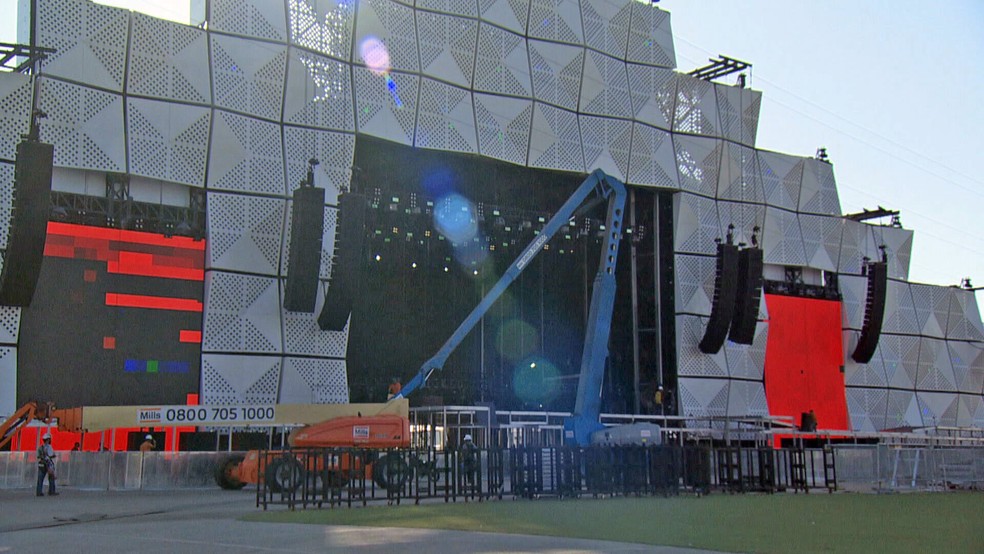 Chapas de aço reciclado no Palco Mundo do Rock in Rio — Foto: Reprodução/TV Globo