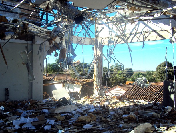 Explosivos destruíram as paredes da agência do Banco do Brasil no assalto, em Taguatinga (Foto: Vilidiou Soletti/Arquivo Pessoal)