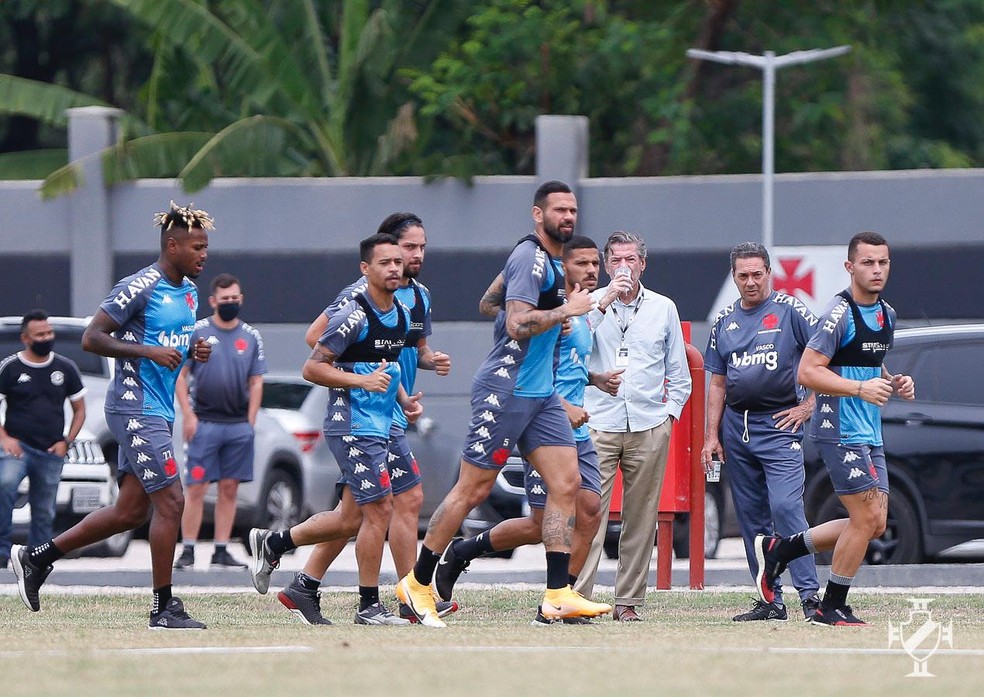 Jorge Salgado e Vanderlei Luxemburgo assistem ao treino do Vasco � Foto: Rafael Ribeiro/Vasco