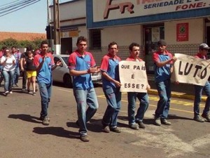 Protesto Santo Antônio da Platina extintores (Foto: NP Diario/Tribuna do Vale)