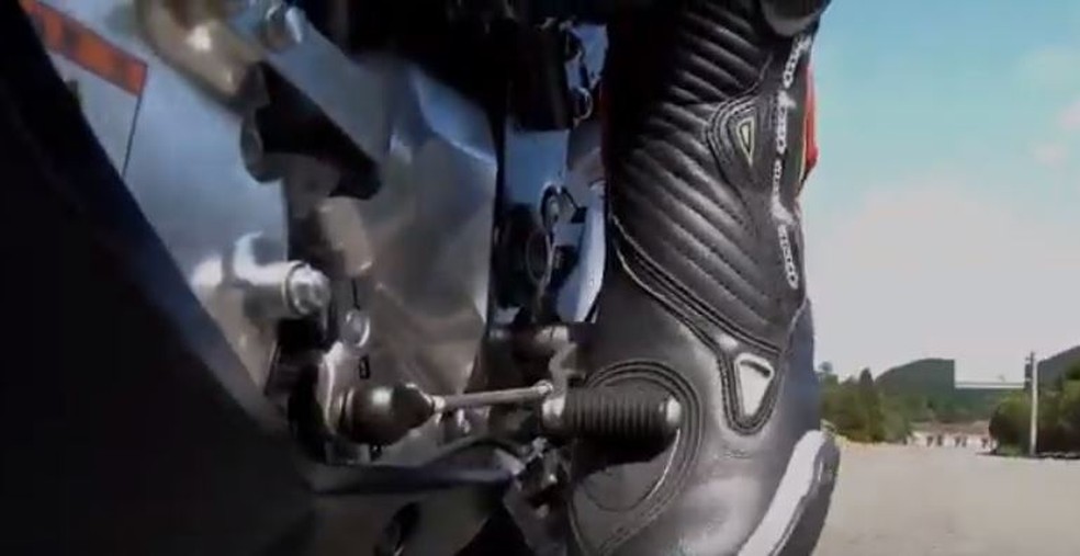Pedal de câmbio da futura Ninja elétrica, chamada de Endeavor pela Kawasaki — Foto: Reprodução/Youtube