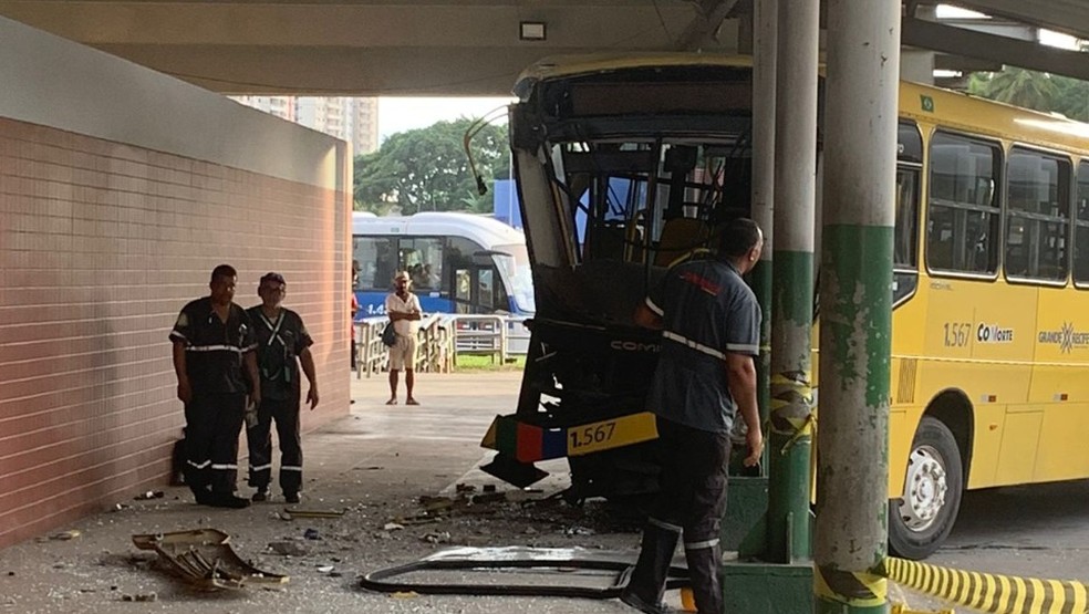Acidente no TI Pelópidas Silveira aconteceu na manhã desta terça-feira (17) — Foto: Reprodução/WhatsApp