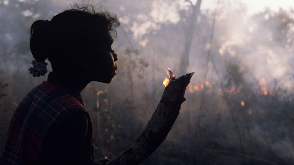 Os aborgenes adotam h muito tempo tcnicas para manejo do fogo  Foto: Getty Images/BBC