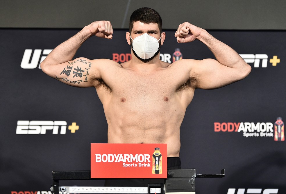 Philipe Lins anotou 106,1kg na pesagem do UFC: Poirier x Hooker — Foto: Getty Images