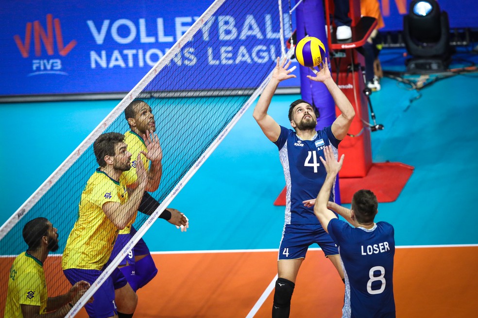 Bloqueio brasileiro teve dificuldades para segurar o poder de fogo da Argentina â?? Foto: FIVB