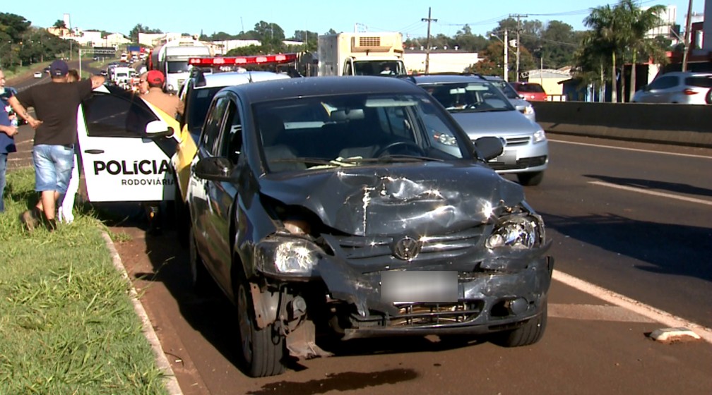 Carros bateram na PR-445, em Londrina, na manhã desta terça-feira (6) (Foto: Reprodução/RPC)