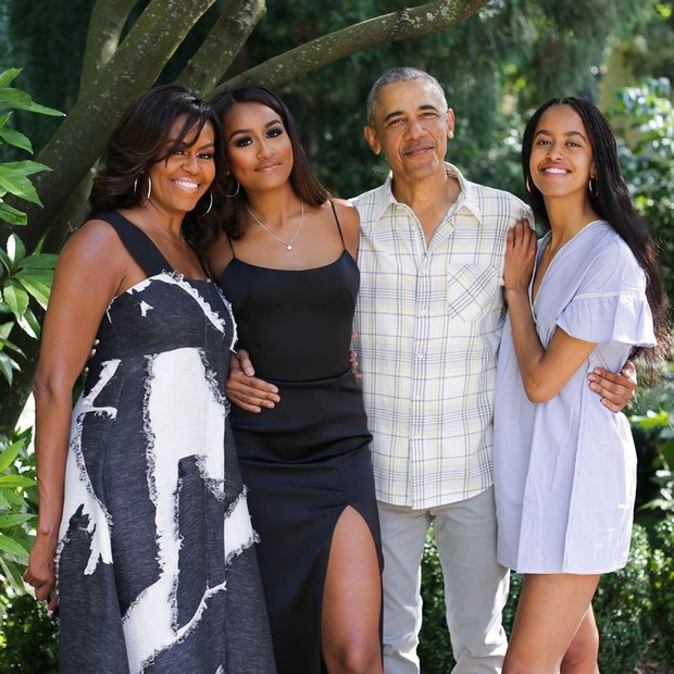 Michelle Obama e Barack Obama com as filhas, Natasha e Malia (Foto: Reprodução/Instagram)