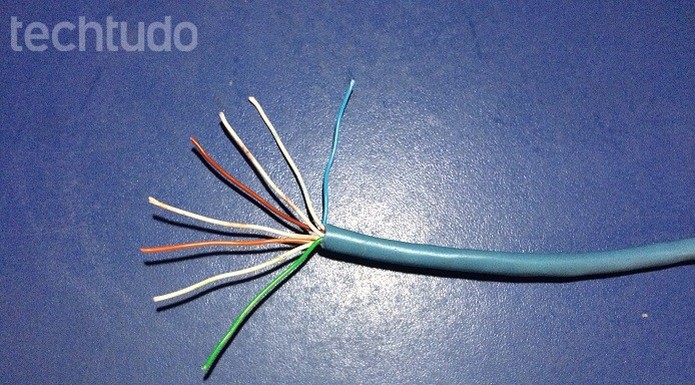 Desenrolando os oito fios do cabo (Foto: Edivaldo Brito/TechTudo)