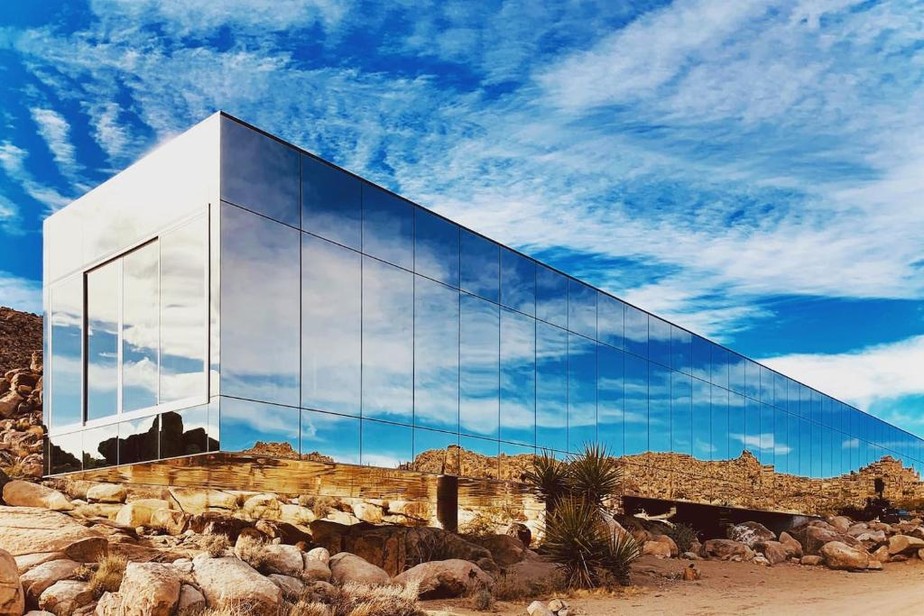 Totalmente espelhada e sem aberturas, a casa consegue 'sumir' na paisagem do deserto