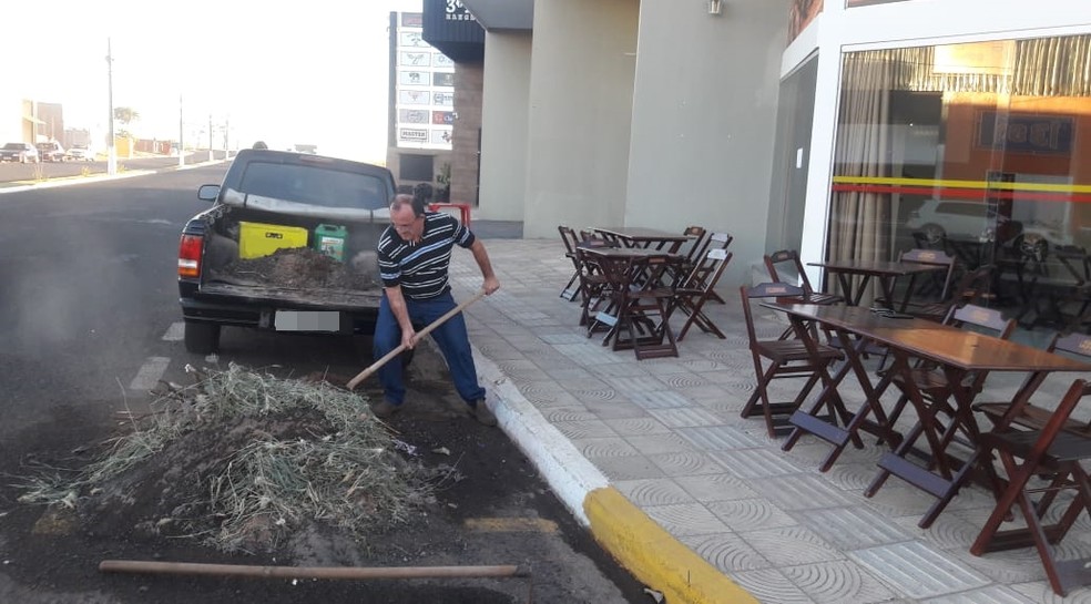 Entulho foi recolhido por comerciante e deixando na frente da prefeitura de Fernandópolis (Foto: Luiz Carlos Fanti/Arquivo Pessoal)