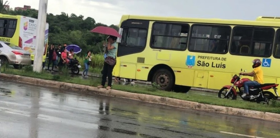 Assalto a ônibus é registrado na Avenida Jerônimo de Albuquerque em São Luís — Foto: Divulgação