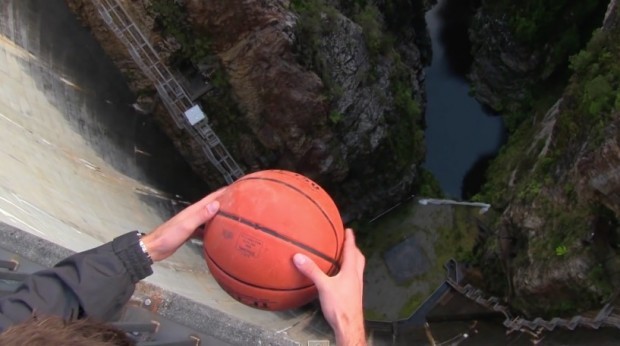 Bola de basquete cai de penhasco e ganha efeito impressionante (Foto: reprodução)