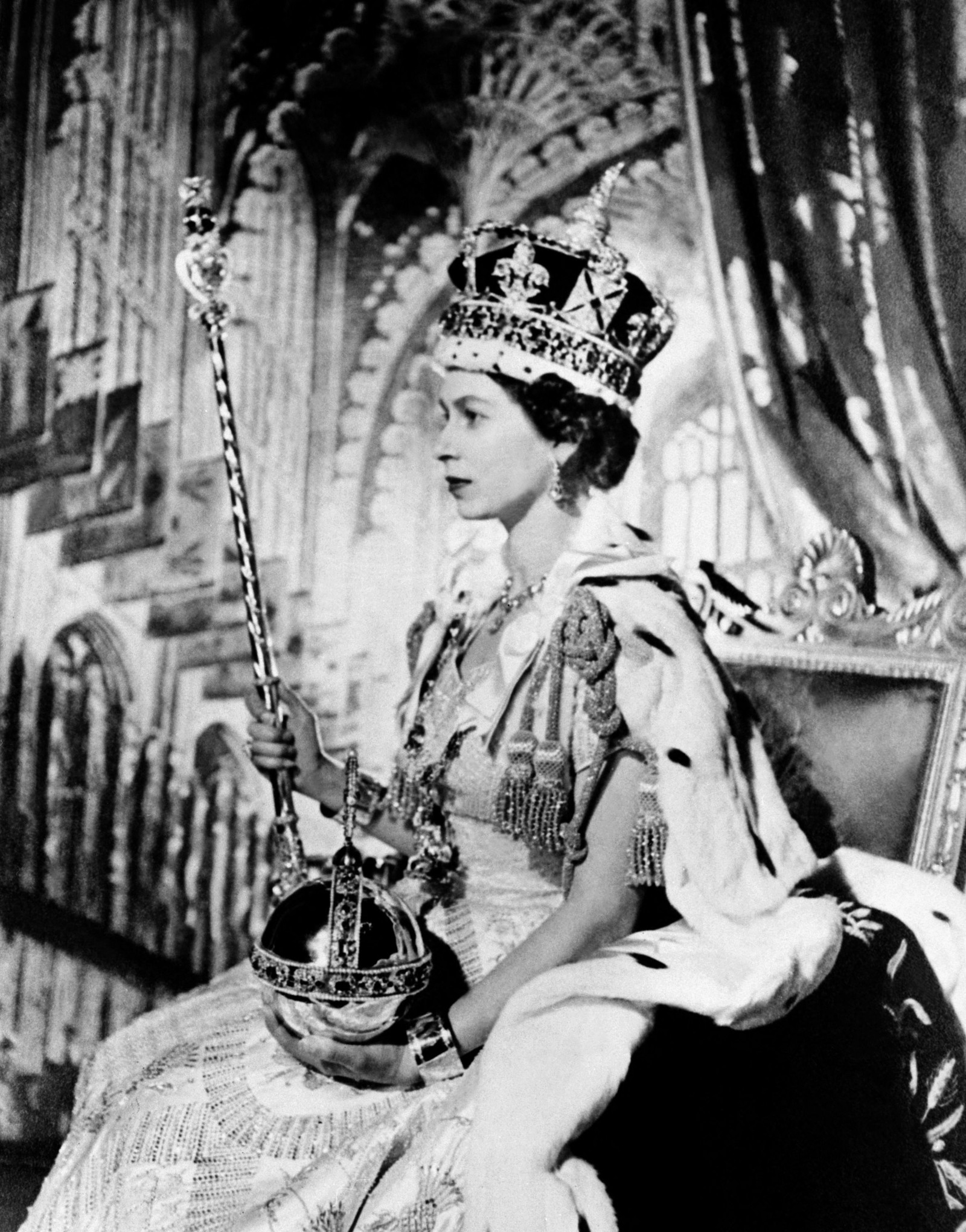 Elizabeth II posa no dia de sua coroação, em Londres em 2 de junho de 1953 — Foto: AFP