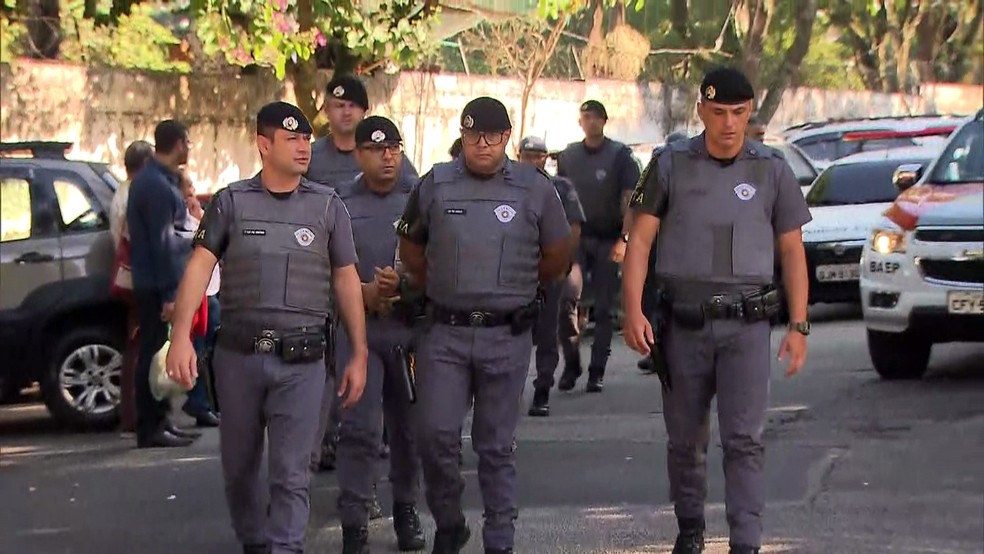 Policiais militares da Rota participam de velório do cabo Fernando Flávio Flores  — Foto: TV Globo/Reprodução