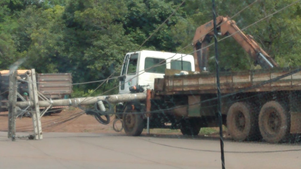 Caminhão atingiu poste e deixou moradores sem energia elétrica — Foto: Reprodução