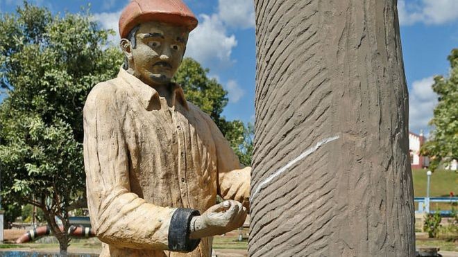 Uma escultura na praça central da Fordlândia homenageia o precioso látex amazônico (Foto: Getty Images/BBC)