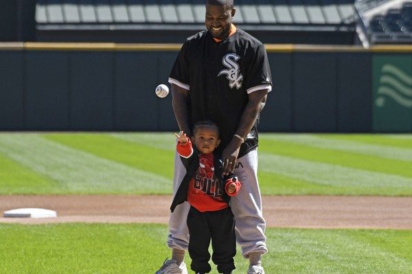 O rapper Kanye West na companhia do filho, Saint, na abertura do jogo entre Chicago White Sox e Chicago Cubs no estádio Guaranteed Rate Field  (Foto: Getty Images)