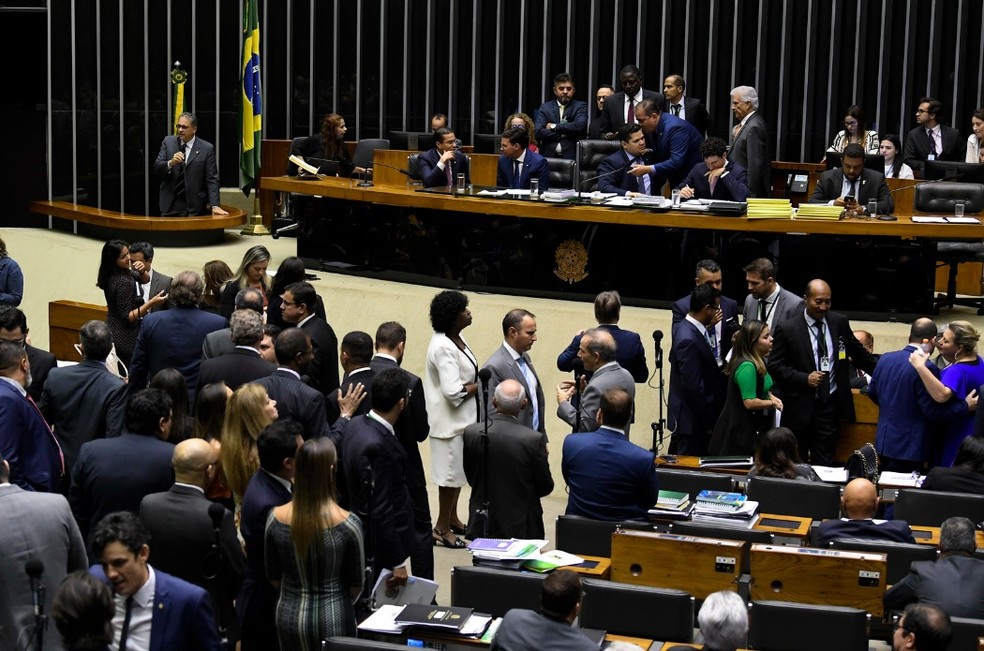 Deputados e senadores reunidos no plenário do Congresso durante a sessão desta terça-feira (3) — Foto: Jefferson Rudy/Agência Senado