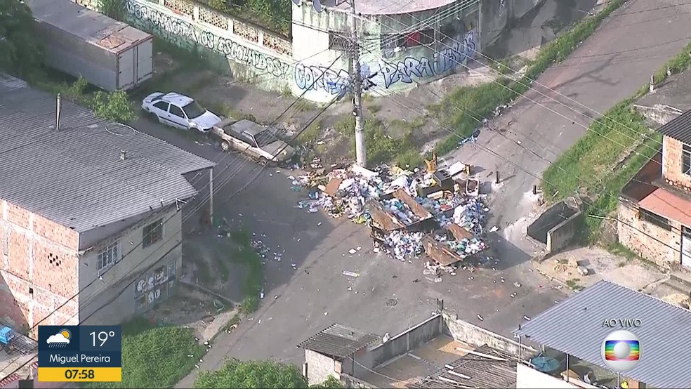Lixo Ã© usado como barricada em um dos acessos ao Morro do Juramento, an Zona Norte do Rio â€” Foto: ReproduÃ§Ã£o / Globocop