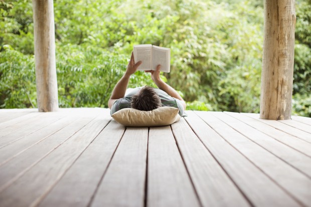 Livros podem ajudar a condicionar pensamentos, criar resiliência e relaxar durante dias intensos (Foto: Getty Images)